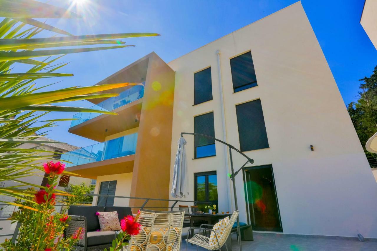 Luxury Urban Villa Apartments With Jacuzzi Split Bagian luar foto