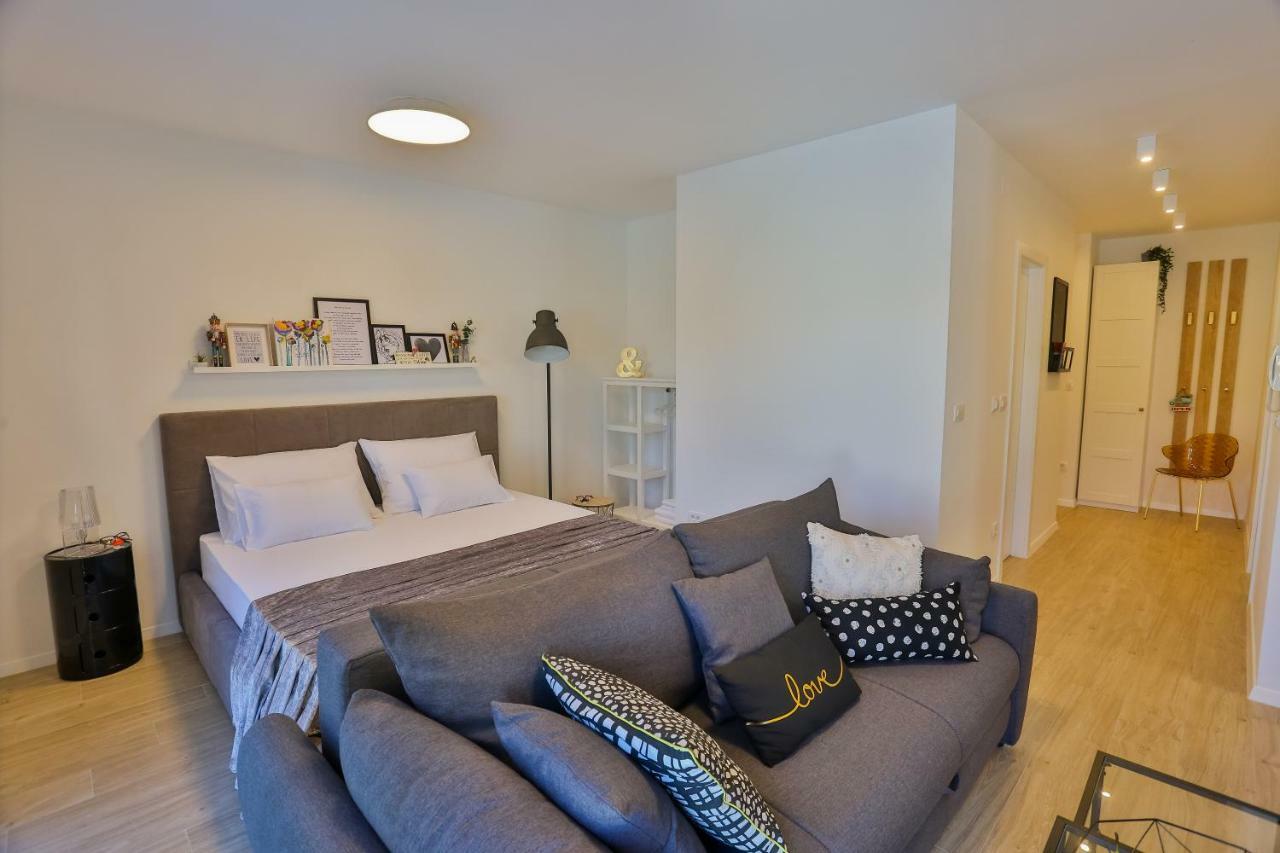 Luxury Urban Villa Apartments With Jacuzzi Split Bagian luar foto