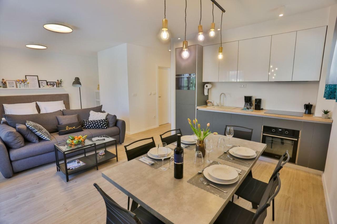 Luxury Urban Villa Apartments With Jacuzzi Split Bagian luar foto
