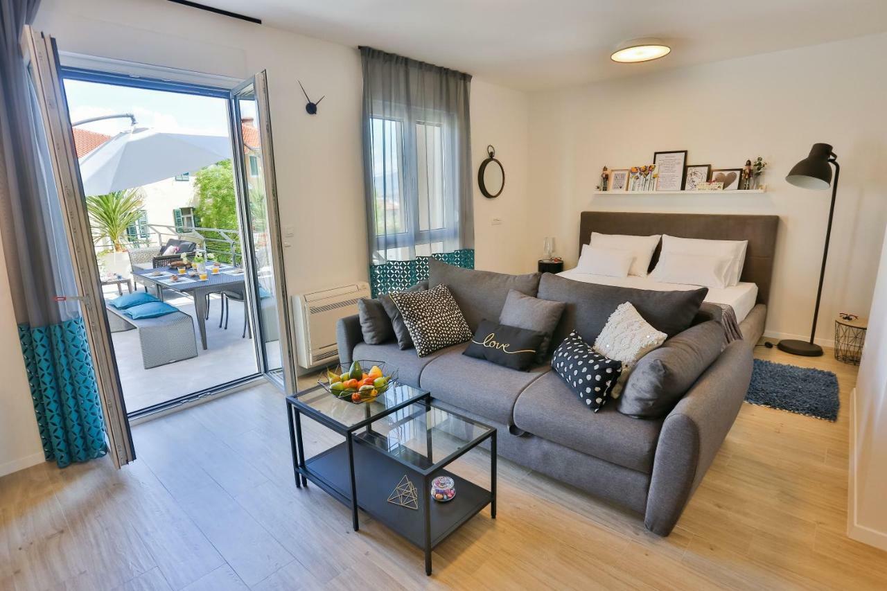 Luxury Urban Villa Apartments With Jacuzzi Split Bagian luar foto