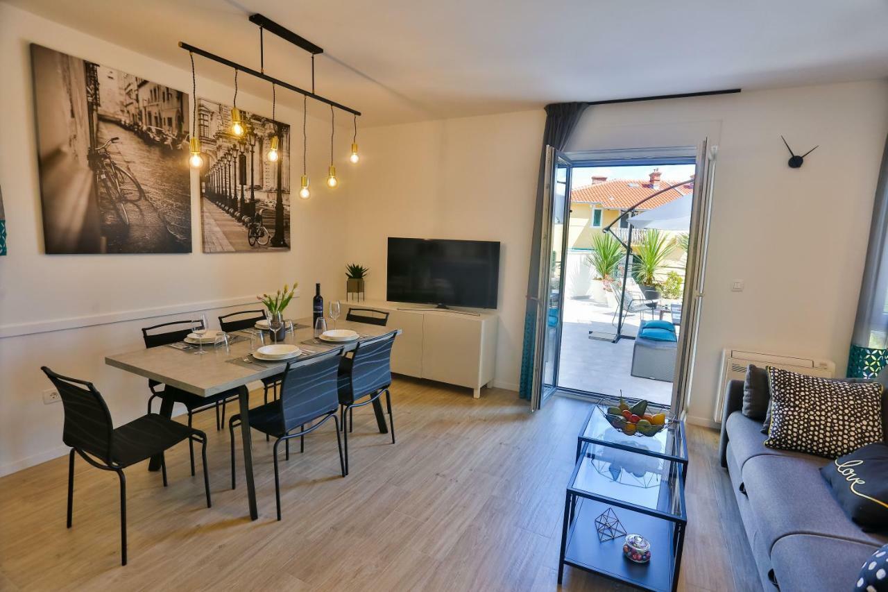 Luxury Urban Villa Apartments With Jacuzzi Split Bagian luar foto