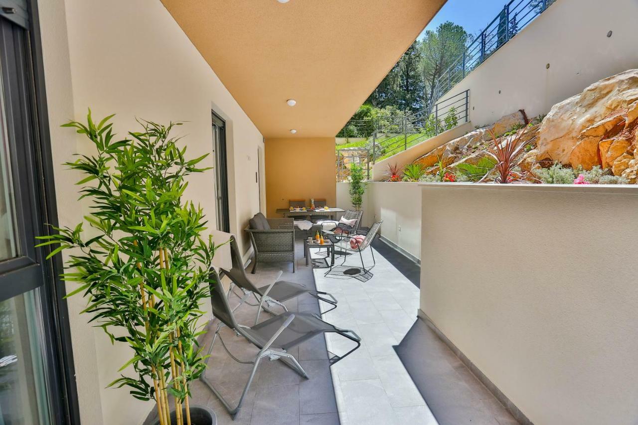 Luxury Urban Villa Apartments With Jacuzzi Split Bagian luar foto