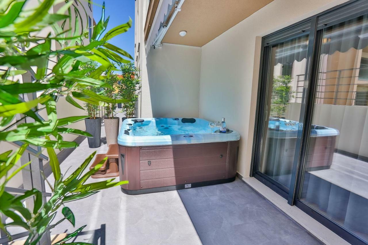 Luxury Urban Villa Apartments With Jacuzzi Split Bagian luar foto