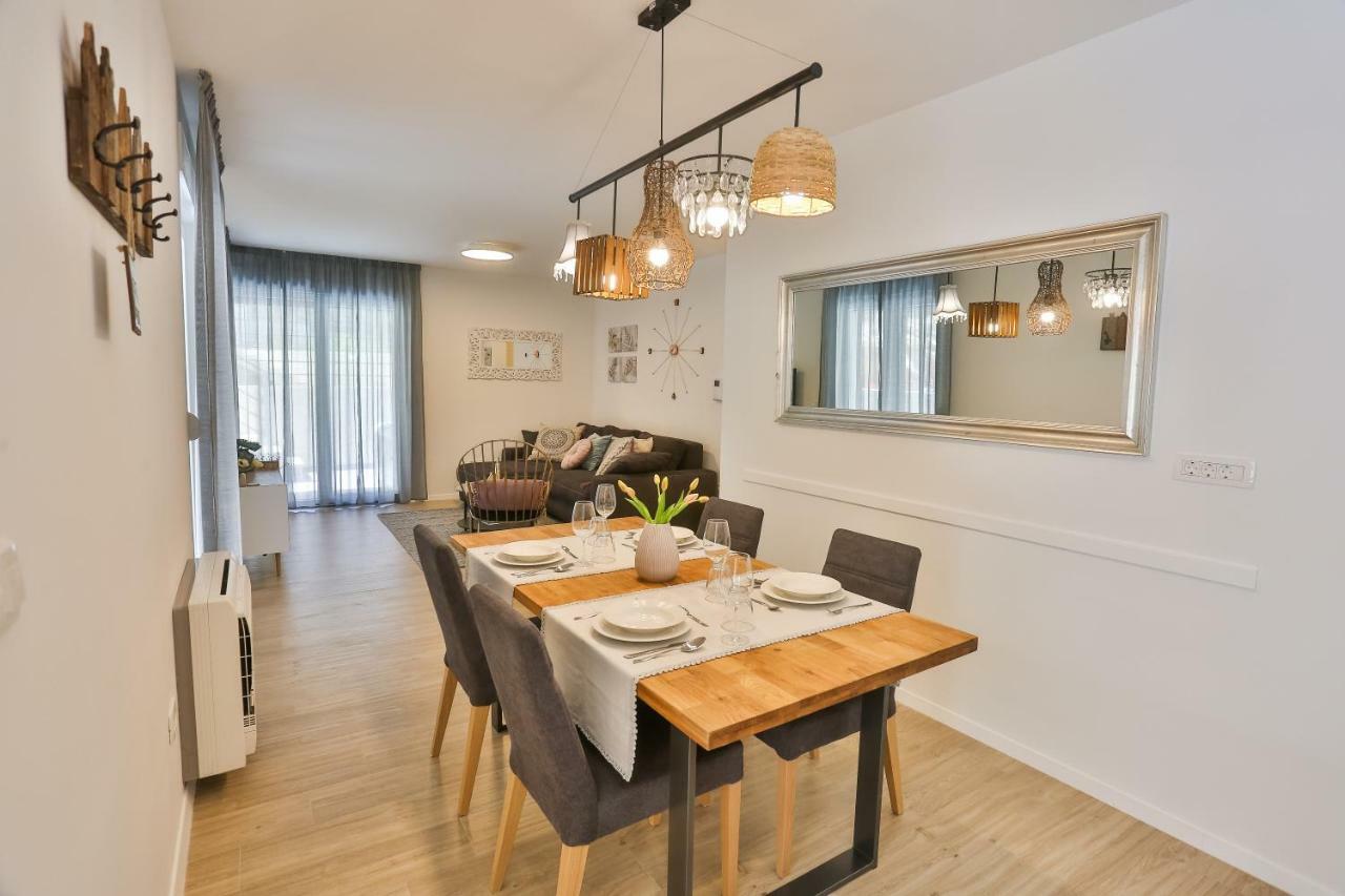Luxury Urban Villa Apartments With Jacuzzi Split Bagian luar foto