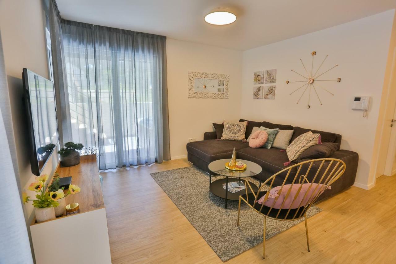 Luxury Urban Villa Apartments With Jacuzzi Split Bagian luar foto