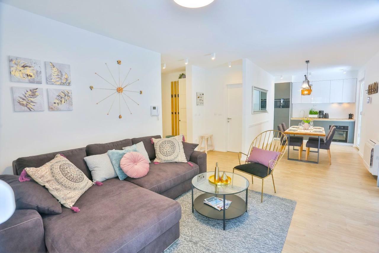 Luxury Urban Villa Apartments With Jacuzzi Split Bagian luar foto
