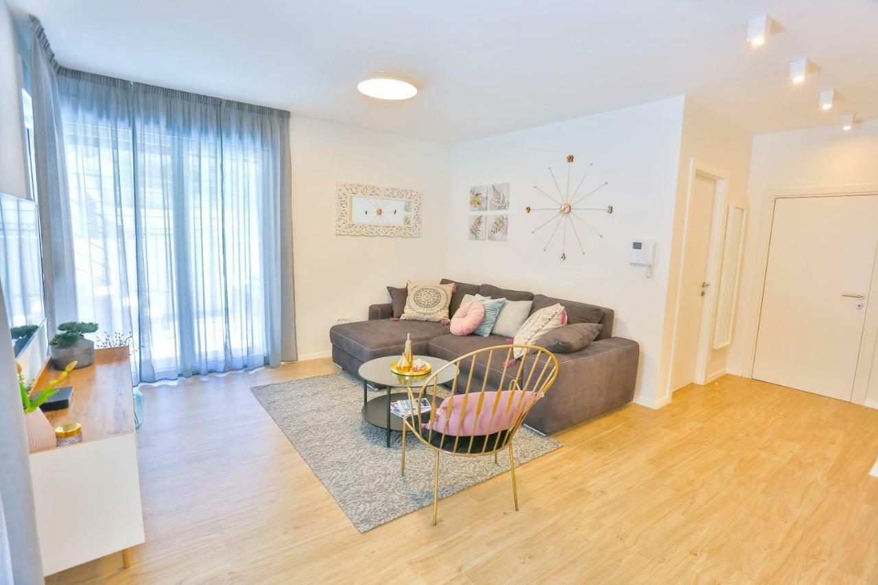 Luxury Urban Villa Apartments With Jacuzzi Split Bagian luar foto